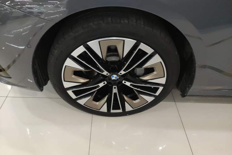 Used BMW 5 Series 2024 530Li Luxury Edition M Sport Package Left Front Wheel Hub