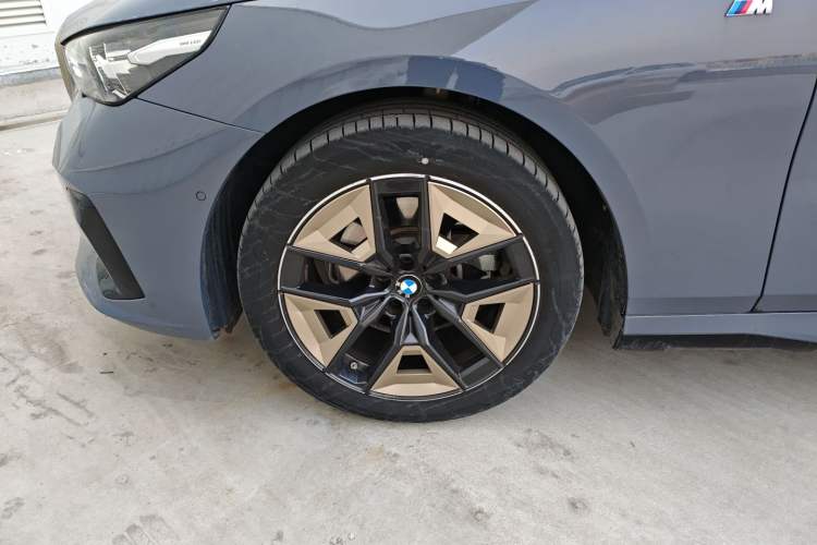 Used BMW 5 Series 2024 525Li M Sport Package Left Front Wheel Hub