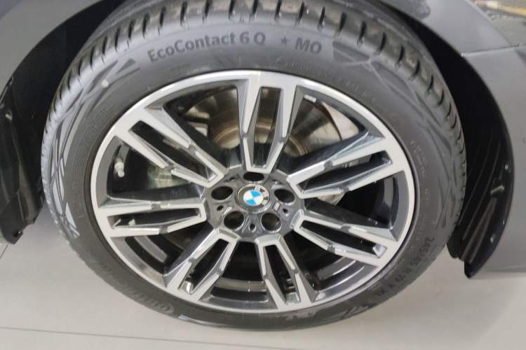 Used BMW 5 Series 2024 525i M Sport Package Left Front Wheel Hub