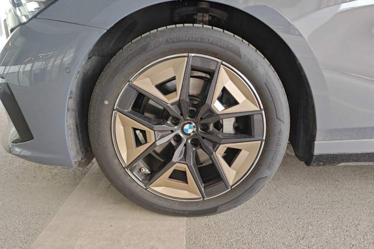 Used BMW 5 Series 2024 530Li Leading Model M Sport Package Left Front Wheel Hub