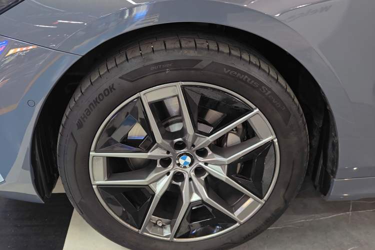 Used BMW 5 Series 2024 530Li Leading Luxury Package Left Front Wheel Hub