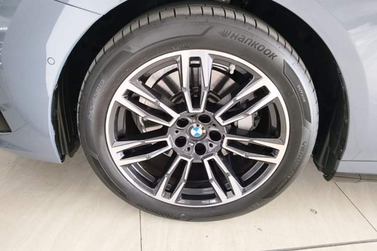 Used BMW 5 Series 2024 530Li Leading Model M Sport Package Left Front Wheel Hub