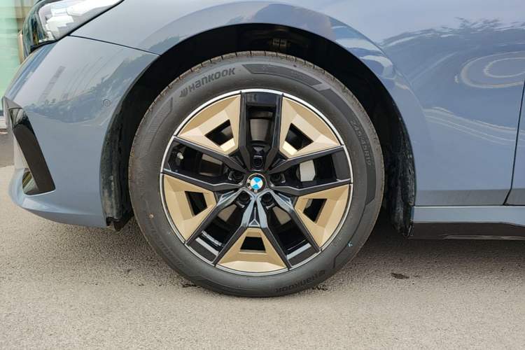 Used BMW 5 Series 2024 530Li Leading Model M Sport Package Left Front Wheel Hub
