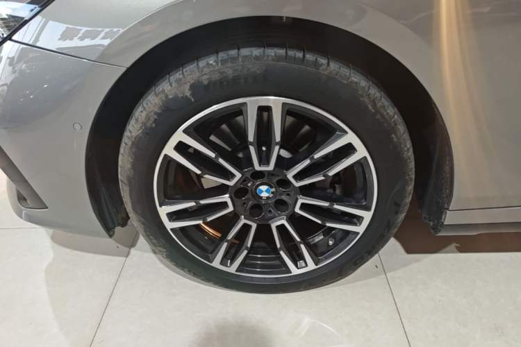 Used BMW 5 Series 2024 530Li Leading Model M Sport Package Left Front Wheel Hub