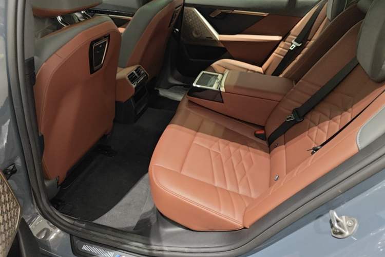Used BMW 5 Series 2024 530Li Luxury Edition M Sport Package Left Rear Seat