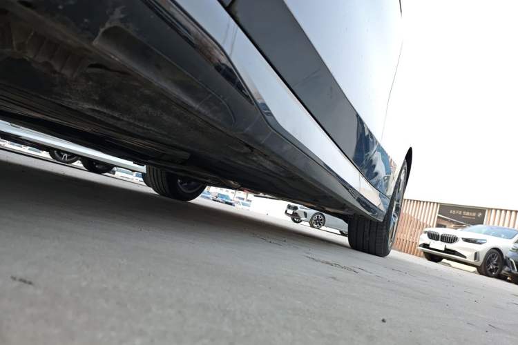 Used BMW 5 Series 2024 525Li M Sport Package Left Side Sill