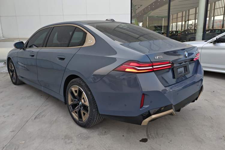 Used BMW 5 Series 2024 525Li M Sport Package Rear Left 45 Deg