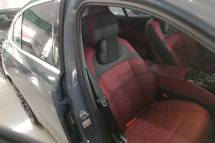 Used BMW 5 Series 2024 530Li Luxury Edition M Sport Package Right Front Seat