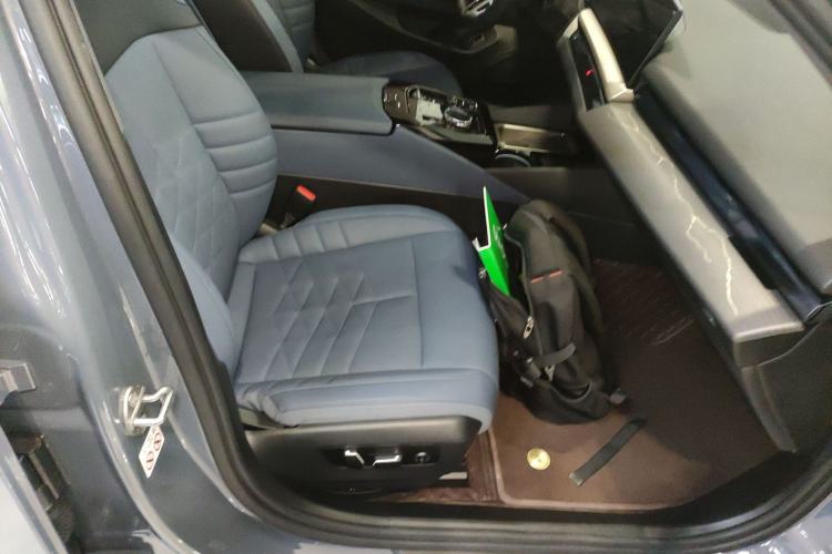 Used BMW 5 Series 2024 530Li Luxury Edition M Sport Package Right Front Seat