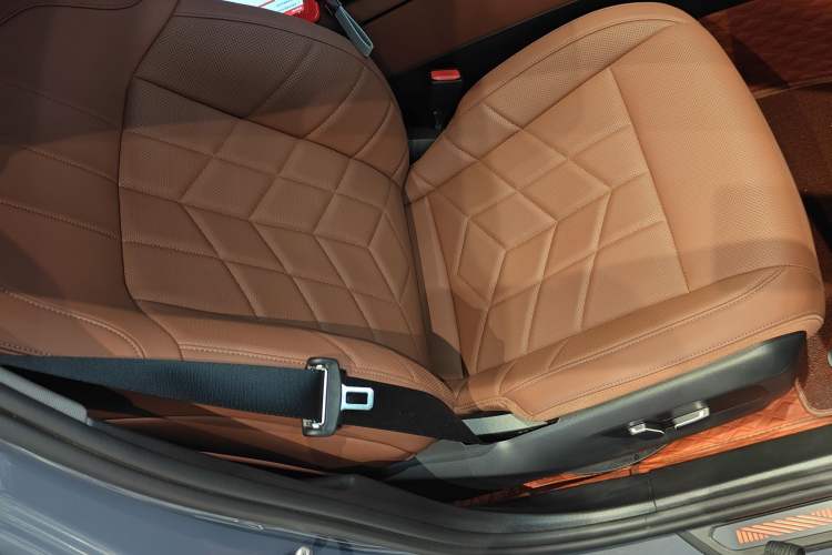 Used BMW 5 Series 2024 530Li Leading Luxury Package Right Front Seat