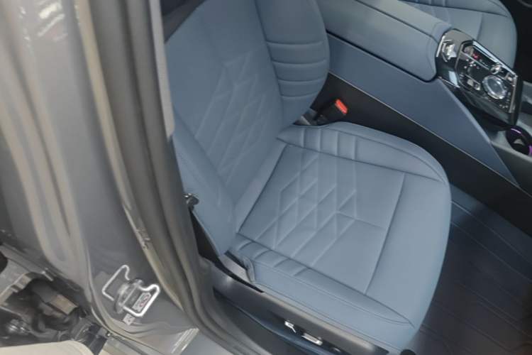 Used BMW 5 Series 2024 530Li Luxury Package Premium Edition Right Front Seat