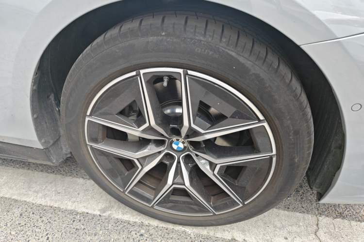 Used BMW 5 Series 2024 530i Leading Model M Sport Package Right Front Wheel Hub