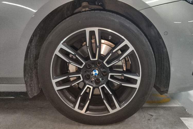 Used BMW 5 Series 2024 530Li Leading Model M Sport Package Right Front Wheel Hub