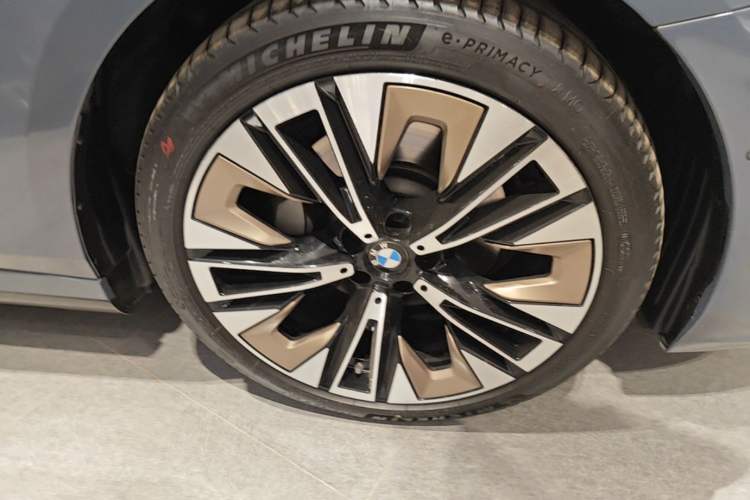 Used BMW 5 Series 2024 530Li Luxury Edition M Sport Package Right Front Wheel Hub