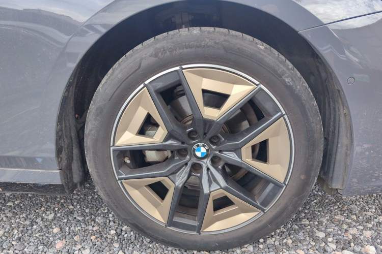 Used BMW 5 Series 2024 525Li M Sport Package Right Front Wheel Hub