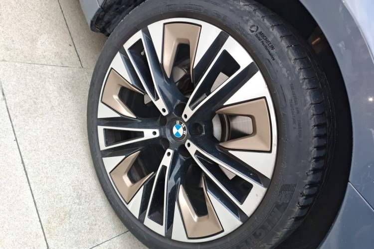 Used BMW 5 Series 2024 530Li Luxury Package Premium Edition Right Front Wheel Hub