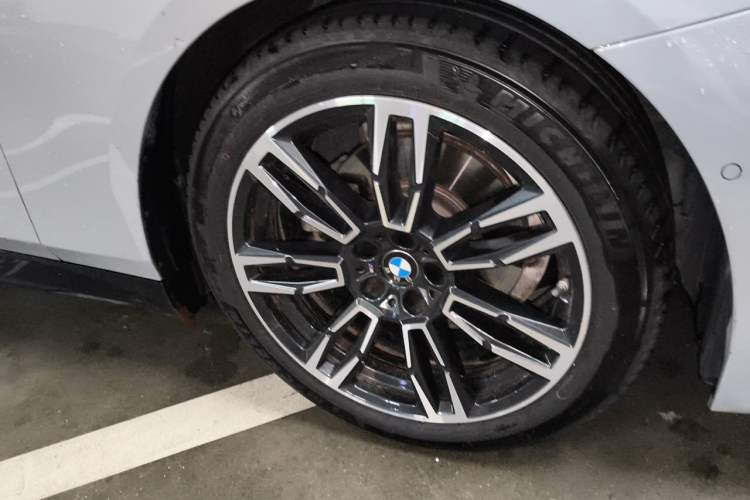 Used BMW 5 Series 2024 525i M Sport Package Right Front Wheel Hub