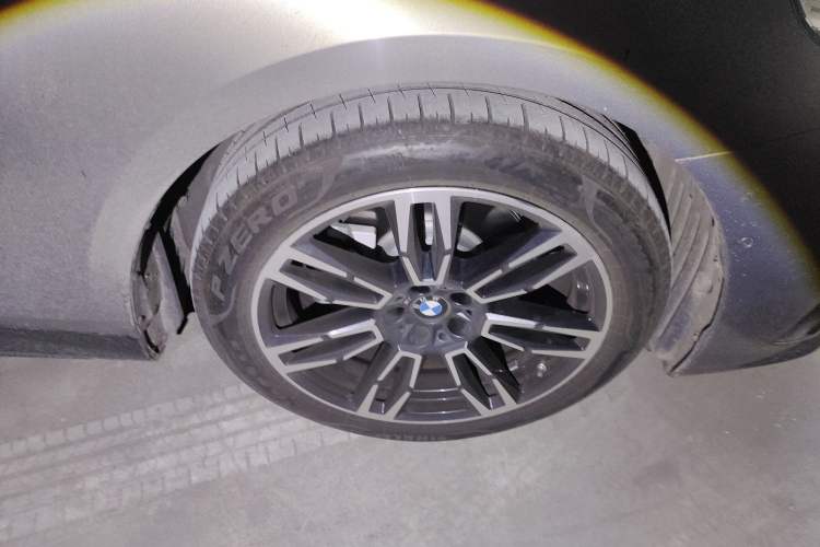 Used BMW 5 Series 2024 525i M Sport Package Right Front Wheel Hub