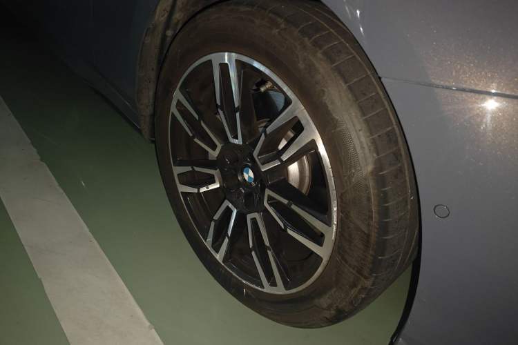 Used BMW 5 Series 2024 530Li Leading Model M Sport Package Right Front Wheel Hub