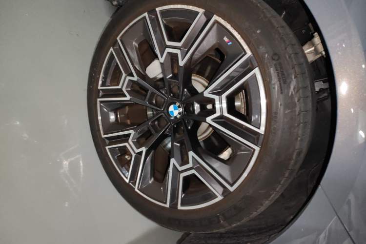Used BMW 5 Series 2024 530Li Luxury Edition M Sport Package Right Front Wheel Hub
