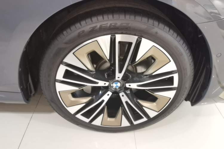 Used BMW 5 Series 2024 530Li Luxury Package Premium Edition Right Front Wheel Hub