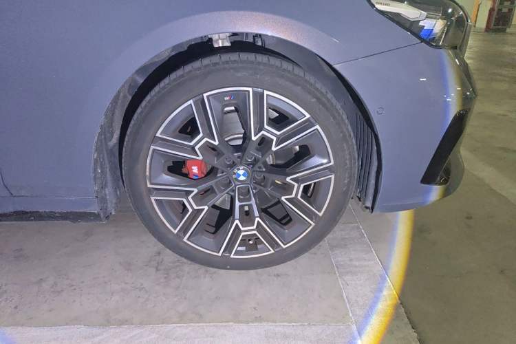 Used BMW 5 Series 2024 530Li Luxury Edition M Sport Package Right Front Wheel Hub