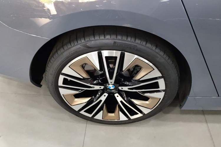 Used BMW 5 Series 2024 530Li Luxury Package Premium Edition Right Rear Wheel Hub