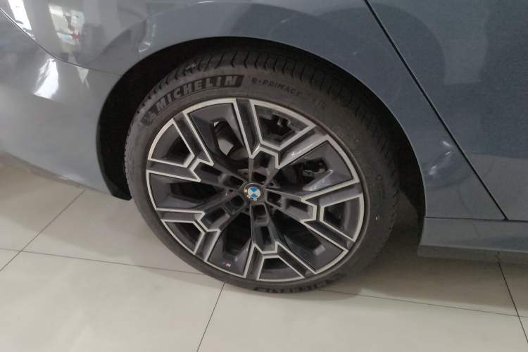 Used BMW 5 Series 2024 530Li Luxury Edition M Sport Package Right Rear Wheel Hub