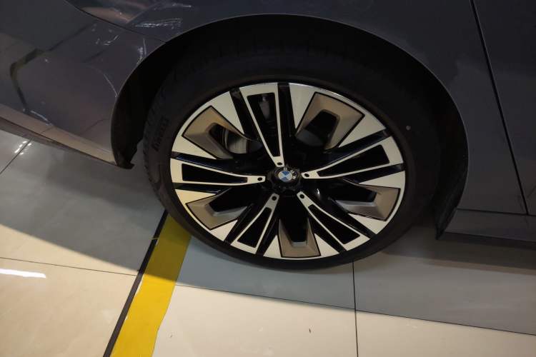 Used BMW 5 Series 2024 530Li Luxury Edition M Sport Package Right Rear Wheel Hub