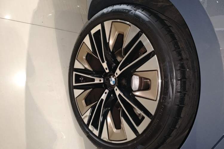 Used BMW 5 Series 2024 530Li Luxury Package Premium Edition Right Rear Wheel Hub
