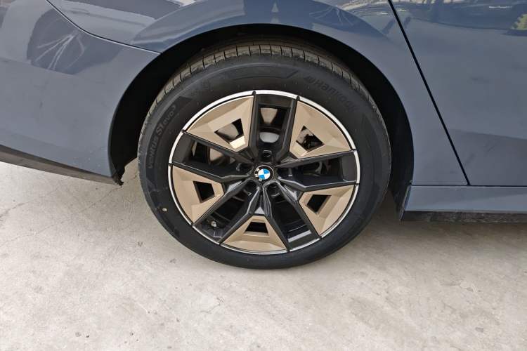 Used BMW 5 Series 2024 525Li M Sport Package Right Rear Wheel Hub