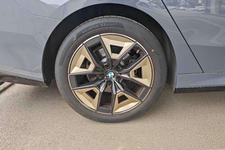Used BMW 5 Series 2024 530Li Leading Model M Sport Package Right Rear Wheel Hub