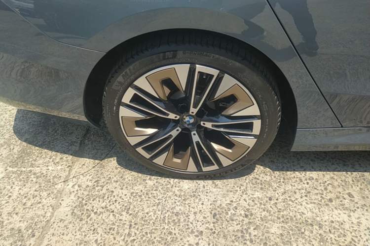 Used BMW 5 Series 2024 530Li Luxury Package Premium Edition Right Rear Wheel Hub