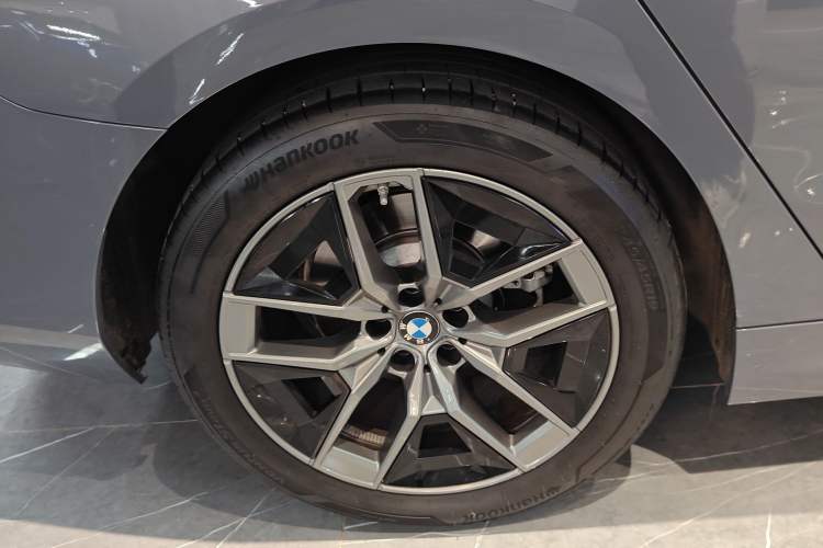 Used BMW 5 Series 2024 530Li Leading Luxury Package Right Rear Wheel Hub