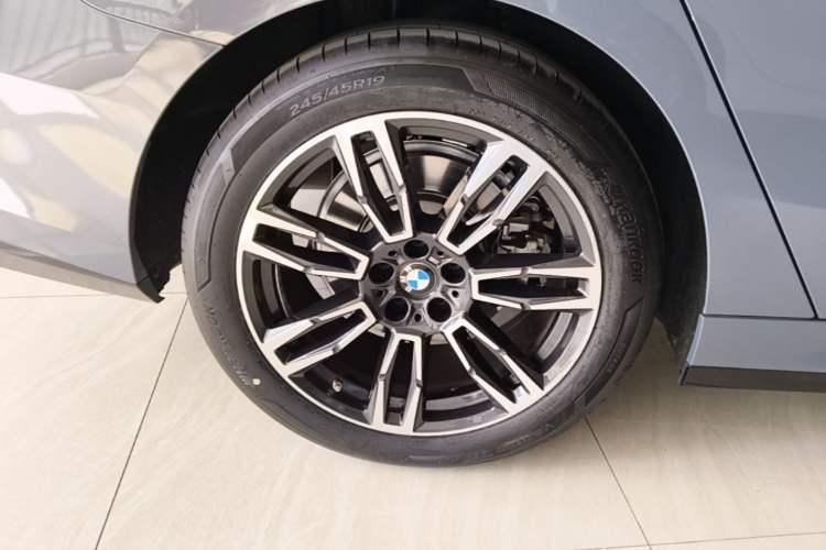 Used BMW 5 Series 2024 530Li Leading Model M Sport Package Right Rear Wheel Hub