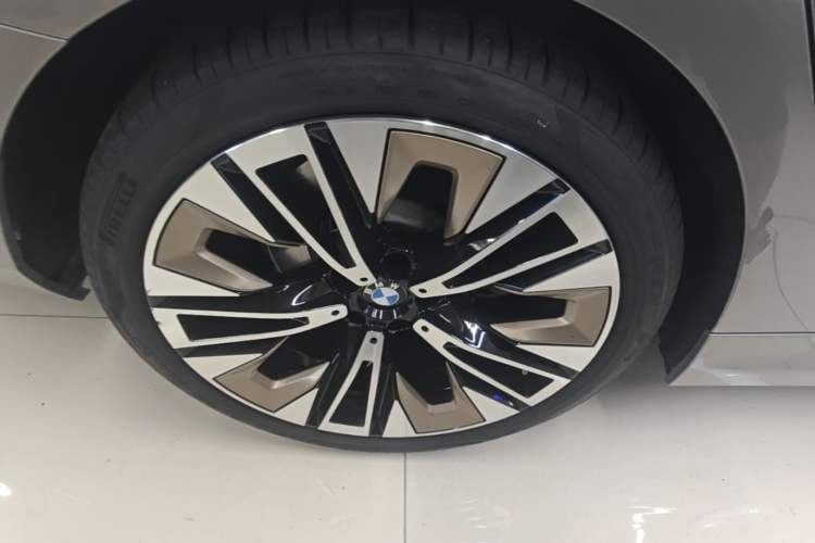 Used BMW 5 Series 2024 530Li Luxury Package Premium Edition Right Rear Wheel Hub