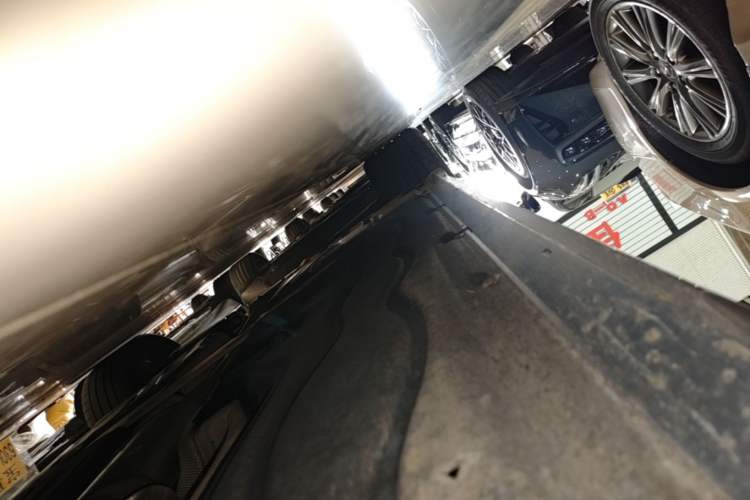 Used BMW 5 Series 2024 530Li Luxury Package Premium Edition Right Side Sill