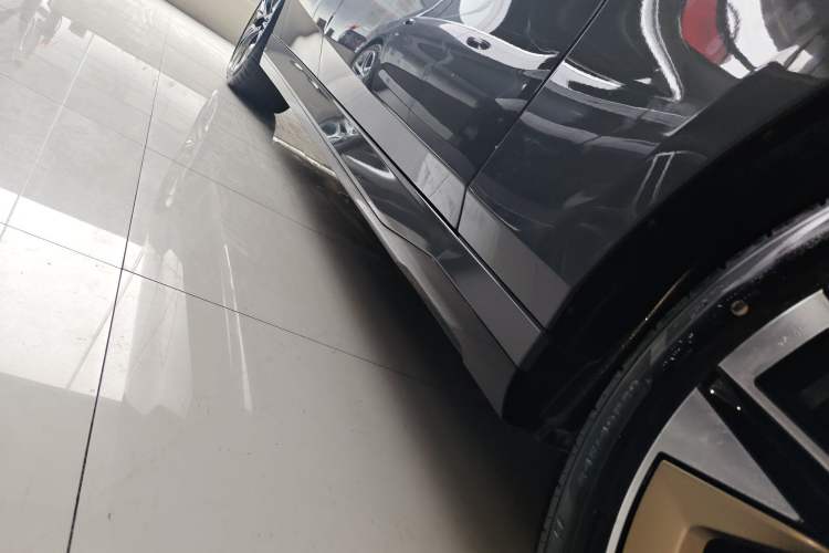 Used BMW 5 Series 2024 530Li Luxury Edition M Sport Package Right Side Sill
