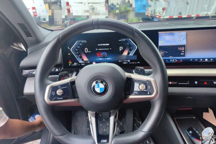 Used BMW 5 Series 2024 525Li M Sport Package Steering Wheel