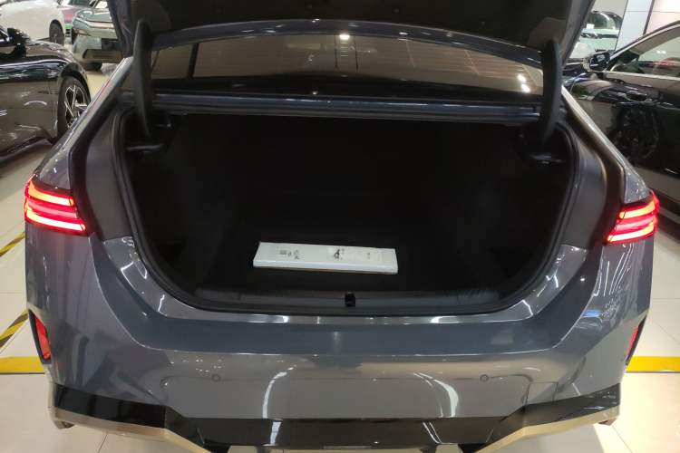 Used BMW 5 Series 2024 530Li Luxury Edition M Sport Package Trunk