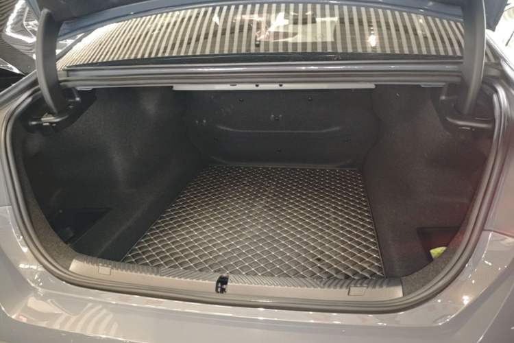 Used BMW 5 Series 2024 530Li Luxury Package Premium Edition Trunk