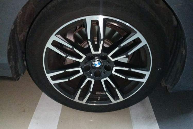 Used BMW 5 Series 2024 530Li Leading Model M Sport Package Right Front Wheel Hub