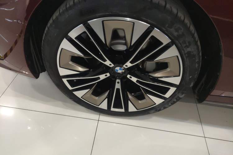 Used BMW 5 Series 2024 530Li Luxury Edition M Sport Package Left Front Wheel Hub