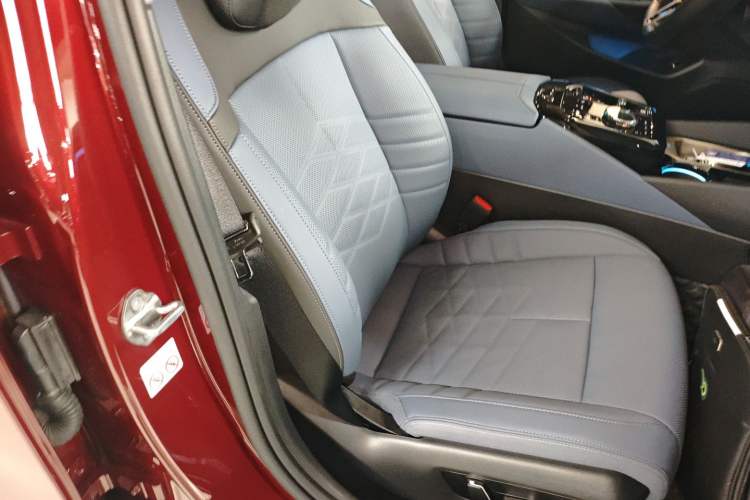 Used BMW 5 Series 2024 530Li Luxury Edition M Sport Package Right Front Seat