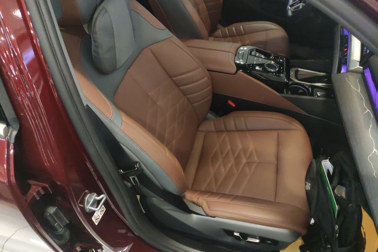 Used BMW 5 Series 2024 530Li Luxury Edition M Sport Package Right Front Seat