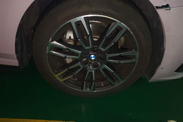 Used BMW 5 Series 2024 530Li Leading Model M Sport Package Right Front Wheel Hub