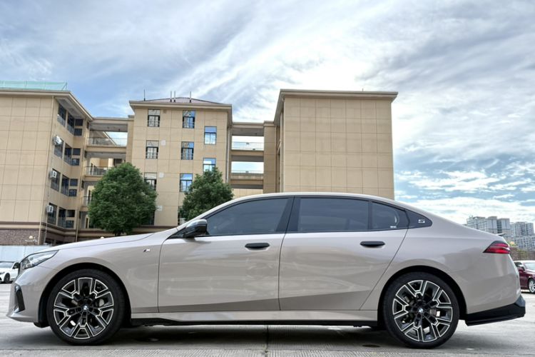 Used BMW 5 Series 2024 530Li Luxury Edition M Sport Package Exterior 4