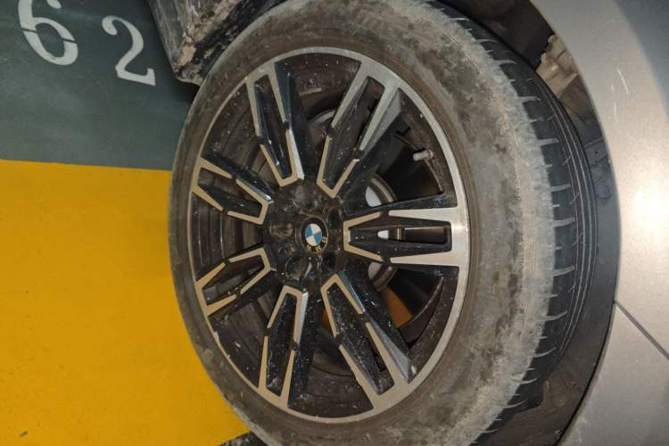Used BMW 5 Series 2024 530Li Leading Model M Sport Package Right Front Wheel Hub