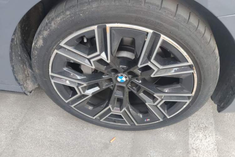 Used BMW 5 Series 2024 530Li Luxury Edition M Sport Package Right Front Wheel Hub
