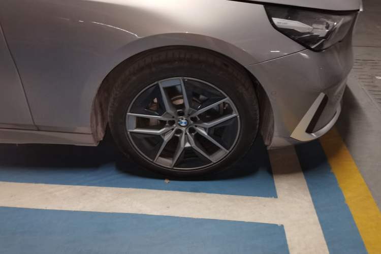 Used BMW 5 Series 2024 530Li Leading Luxury Package Right Front Wheel Hub
